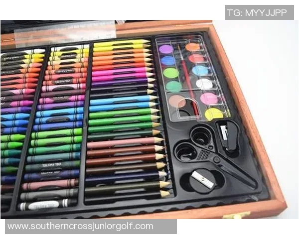 水彩笔下的绿茵传奇 足球明星的动感与魅力尽显画中 水彩笔下的绿茵传奇 足球明星的动感与魅力尽显画中