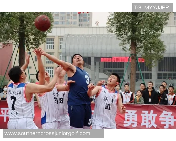 野球场上身披球星战袍 展现足球梦与青春活力的激情碰撞