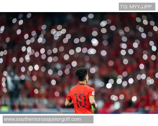 足球巨星落寞背影定格在球场失意瞬间令人心碎 足球巨星落寞背影定格在球场失意瞬间令人心碎